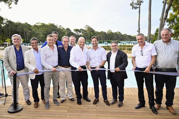 Autoridades uruguayas en el momento de la inauguración.