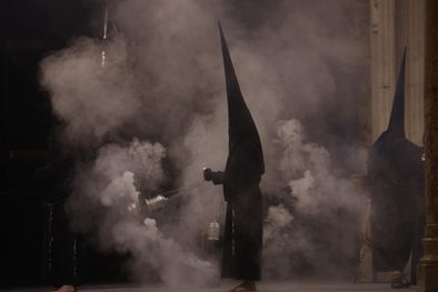 Un cofrade de Córdoba entre el incienso de la Mezquita-Catedral, símbolo de toda la historia de España en la Semana Santa.