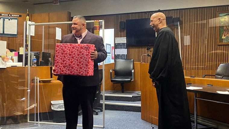 Edward Martell (izquierda) y el juez Bruce Morrow luego de la ceremonia en la que juró como abogado Foto: Edward Martell