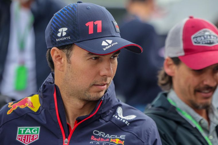 Checo Pérez y un necesitado descanso de los flashes de la Fórmula 1 Foto: EFE