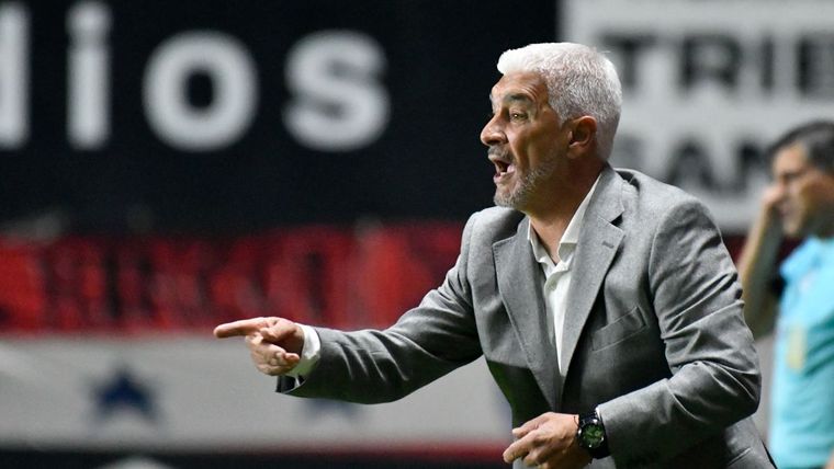 De Felippe da indicaciones en el 0-0 de su Central Córdoba en La Paternal.
