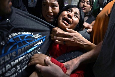 "Separados por ICE", se titula la fotografía tomada por Carol Guzy y ganadora del premio a la Imagen del Año del World Press Photo 2026. "Separados por ICE", se titula la fotografía tomada por Carol Guzy y ganadora del premio a la Imagen del Año del World Press Photo 2026.