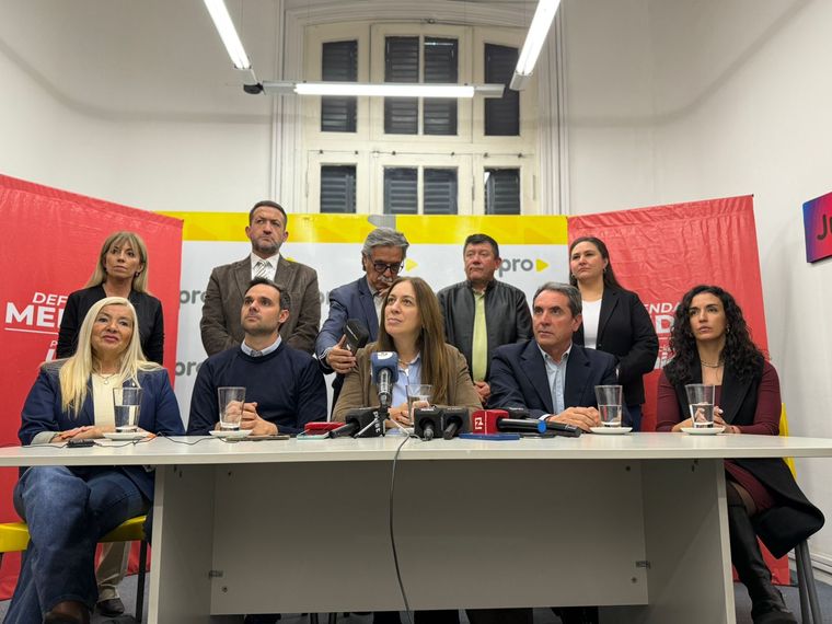 María Eugenia Vidal apoyó al espacio de Provincias Unidas en Mendoza. En la foto, con dirigentes provinciales como Gabriel Pradines y Jorge Difonso.