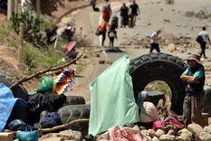 Una de las rutas bloqueadas en Bolivia. Foto: Efe.