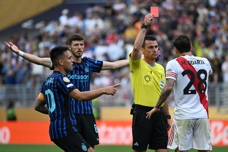 Momento clave en el partido: la expulsión de Martínez Quarta a los 66. Luego llegaron los dos goles del triunfo de Inter de Milán. 