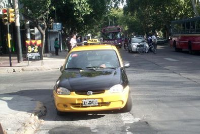 MDZol | Al parecer, el peatón cruzó con semáforo en verde para el taxi. Foto: MDZ