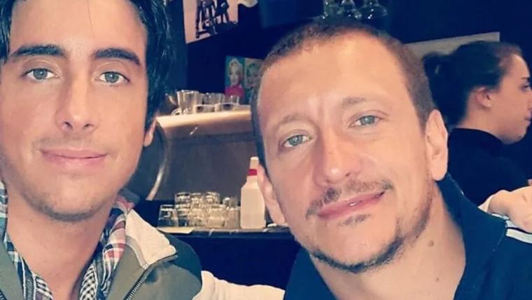 Nico Vázquez y Santiago, una unión que trasciende lo físico y se mantiene viva en el recuerdo. Nico Vázquez y Santiago, una unión que trasciende lo físico y se mantiene viva en el recuerdo.