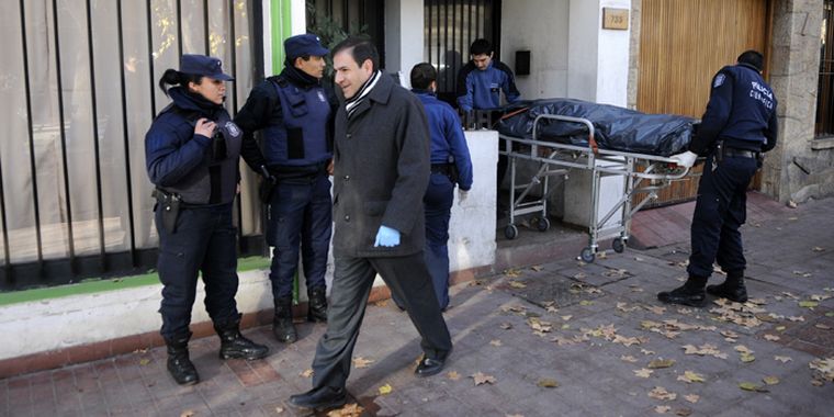 El cuerpo es retirado del lugar del hecho. Foto: Nacho Gaffuri / MDZ