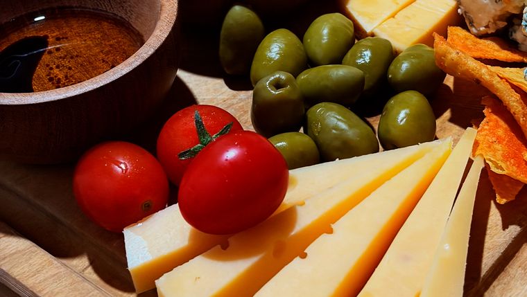Mendoza juega su propio campeonato con productos regionales que son protagonistas dentro y fuera de la mesa. Mendoza juega su propio campeonato con productos regionales que son protagonistas dentro y fuera de la mesa.