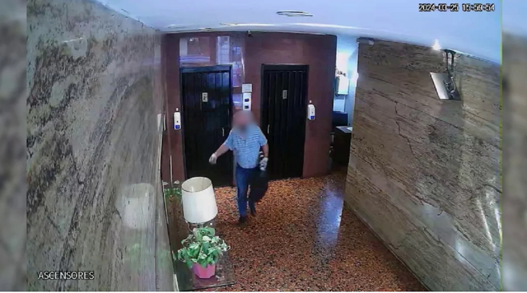 El detenido captado por las cámaras de seguridad Foto: captura de video