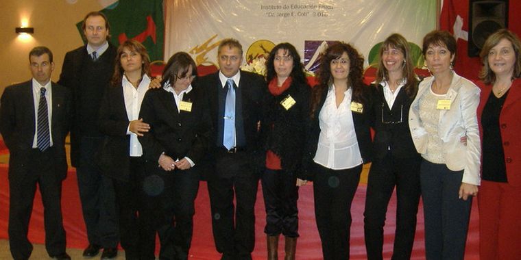Autoridades y personal del I.E.F. en San Rafael, durante el acto por el cincuentenario.