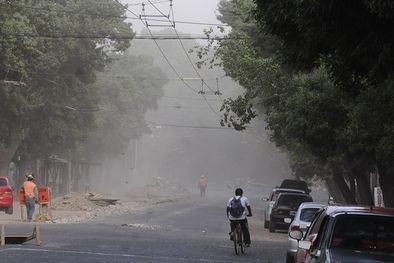 MDZol | Así lució la Avenida Juan B. Justo por los efectos del Zonda. Foto: Alf Ponce / MDZ