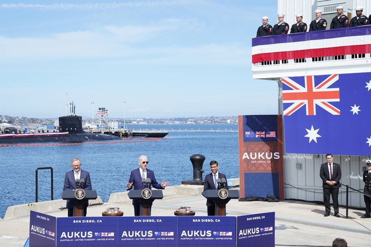 Anthony Albanese, Joe Biden y Rishi Sunak en el muelle de San Diego Foto: DPA