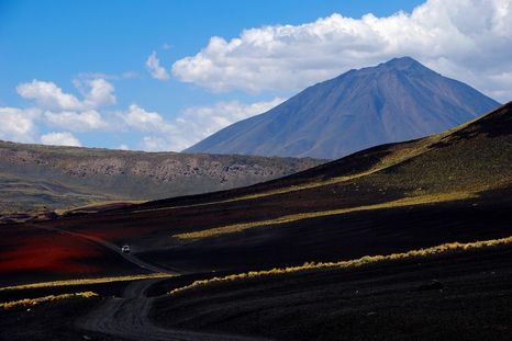 Con más de 800 volcanes, la Payunia constituye uno de los parques volcánicos de mayor densidad y diversidad del planeta. Es uno de los lugares más sorprendentes de Argentina. Foto: Prensa Gobierno de Mendoza. Con más de 800 volcanes, la Payunia constituye uno de los parques volcánicos de mayor densidad y diversidad del planeta. Es uno de los lugares más sorprendentes de Argentina. Foto: Prensa Gobierno de Mendoza.