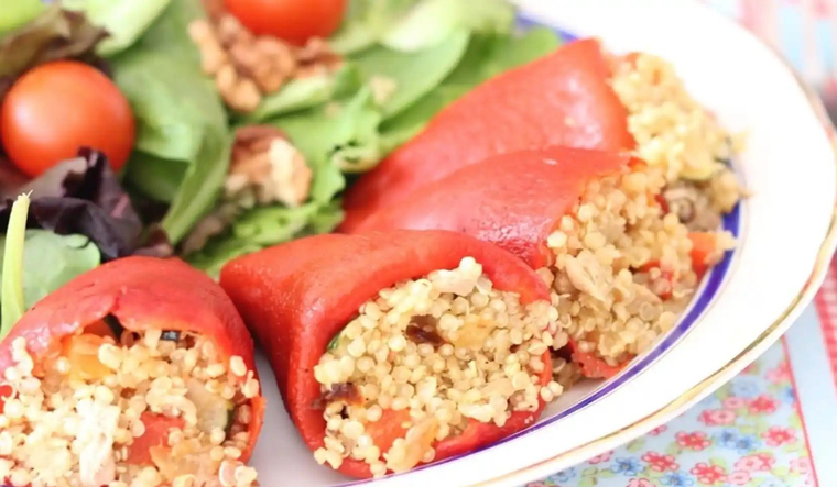 Pimientos rellenos: una fiesta de texturas con quinoa y vegetales frescos Foto: El Español