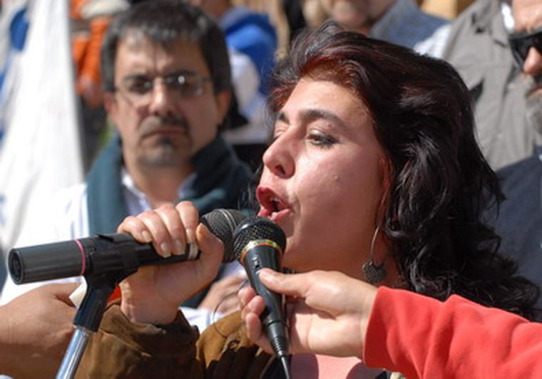 Raquel Blas fue la vocera hoy en lamanifestación frente a Casa de Gobierno, con un duro discurso contra el Gobierno. Foto: Marcelo Ruiz/ MDZ