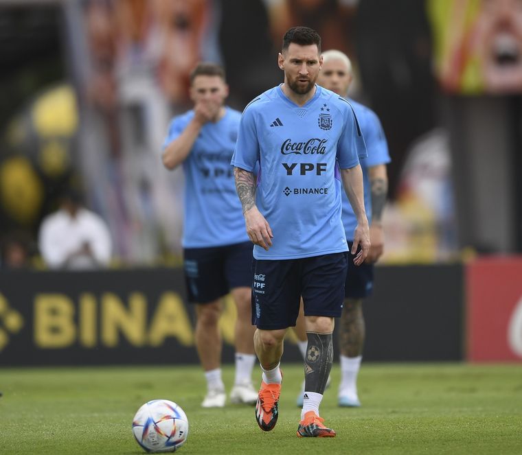 Un intruso burló la seguridad del predio y llegó hasta Messi. Foto: Télam