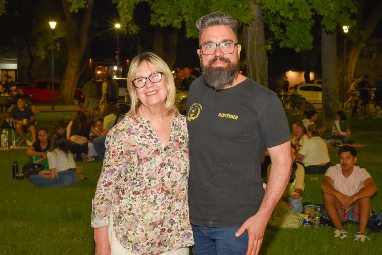 Madre e hijo: Alicia Parfevenuk y el reconocido bartender Jeremías Leiva. Madre e hijo: Alicia Parfevenuk y el reconocido bartender Jeremías Leiva.