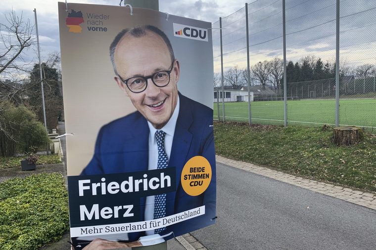 Un afiche de Friedrich Merz, el máximo candidato. Foto: EFE