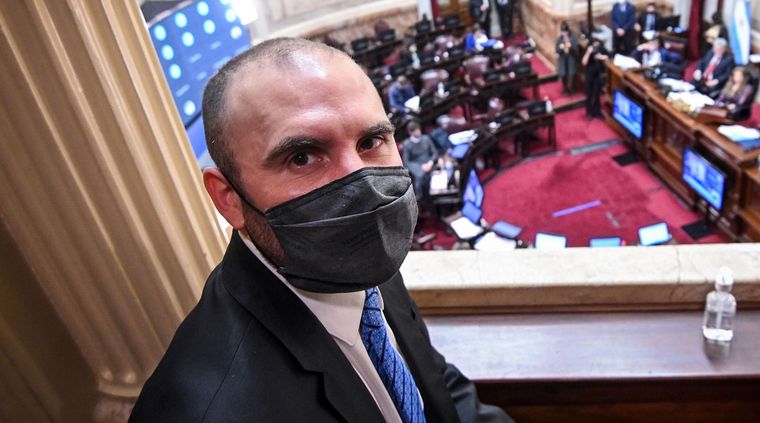 El Ministro de Economía acepta la salida de los fondos de inversión. Foto: Prensa Senado