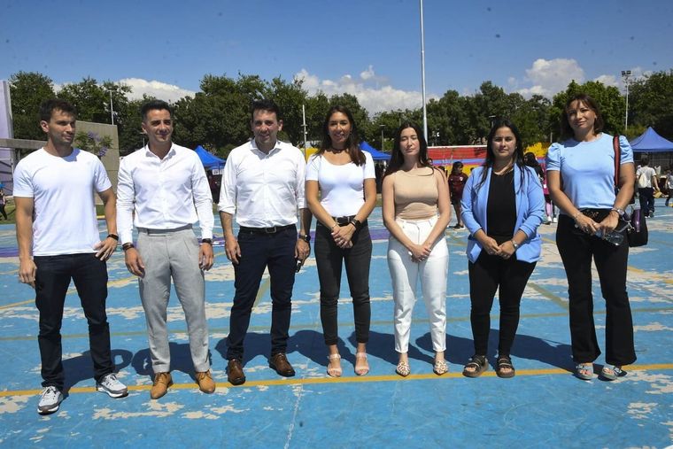 Belén Bisaguirre, la última de izquierda a derecha, junto a Tadeo García Zalazar. Foto: Gobierno de Mendoza