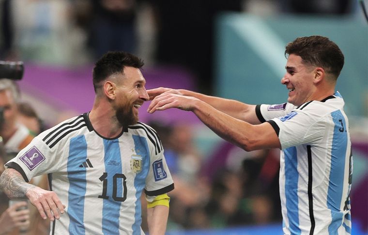 Julián Álvarez y Messi El delantero de Manchester City, orgulloso de ayudar a Messi a ganar el Mundial. Foto: EFE