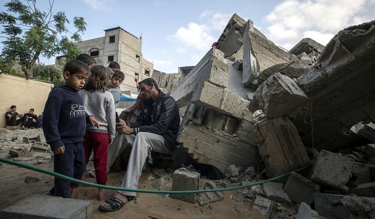 Franja de Gaza Luego del ataque de Hamás y los bombardeos israelíes, un tendal de destrucción y sociedades heridas quedaron en el medio. Foto: EFE