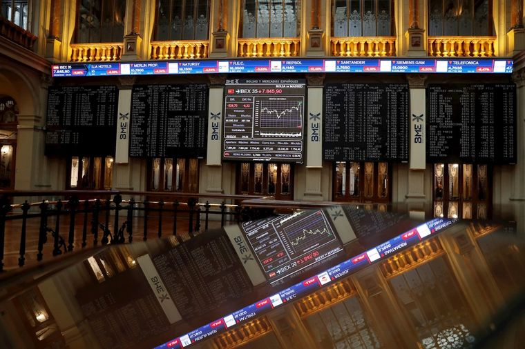 La bolsa española, una de las golpeadas por la caída del precio del crudo.