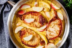 Chuletas de cerdo con manzana Una receta simple y deliciosa para hacer en pocos pasos. Foto: Shutterstock