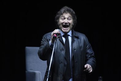 MDZol | Javier Milei presentó su último libro Capitalismo, socialismo y la trampa neoclásica en el Luna Park. Foto: Juan Mateo Aberastain/MDZ