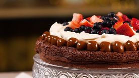 Torta de chocolate negro con lluvia de frutos rojos. Torta de chocolate negro con lluvia de frutos rojos.