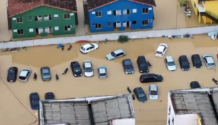 El agua arrasó con todo a su paso en Río de Janeiro Foto: Captura de pantalla
