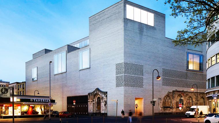 El arquitecto Peter Zumthor diseñó un edificio donde la luz, el silencio y los materiales generan una experiencia arquitectónica única. El arquitecto Peter Zumthor diseñó un edificio donde la luz, el silencio y los materiales generan una experiencia arquitectónica única.