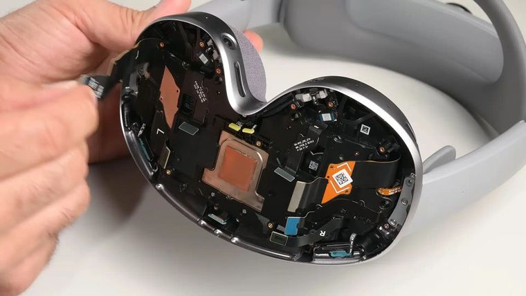 El interior del Samsung Galaxy XR muestra una estructura en una sola capa. El interior del Samsung Galaxy XR muestra una estructura en una sola capa.