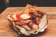 Un simple sandwich de pollo puede tener un toque especial con el aderezo justo.