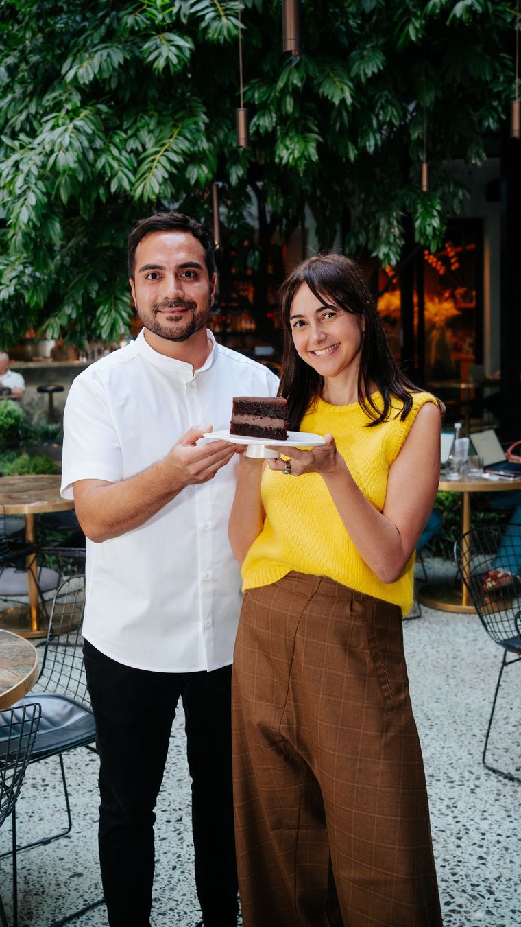 El pastelero de Casa Cavia, Fabio Mandia, junto a Ximena Sáenz. El pastelero de Casa Cavia, Fabio Mandia, junto a Ximena Sáenz.