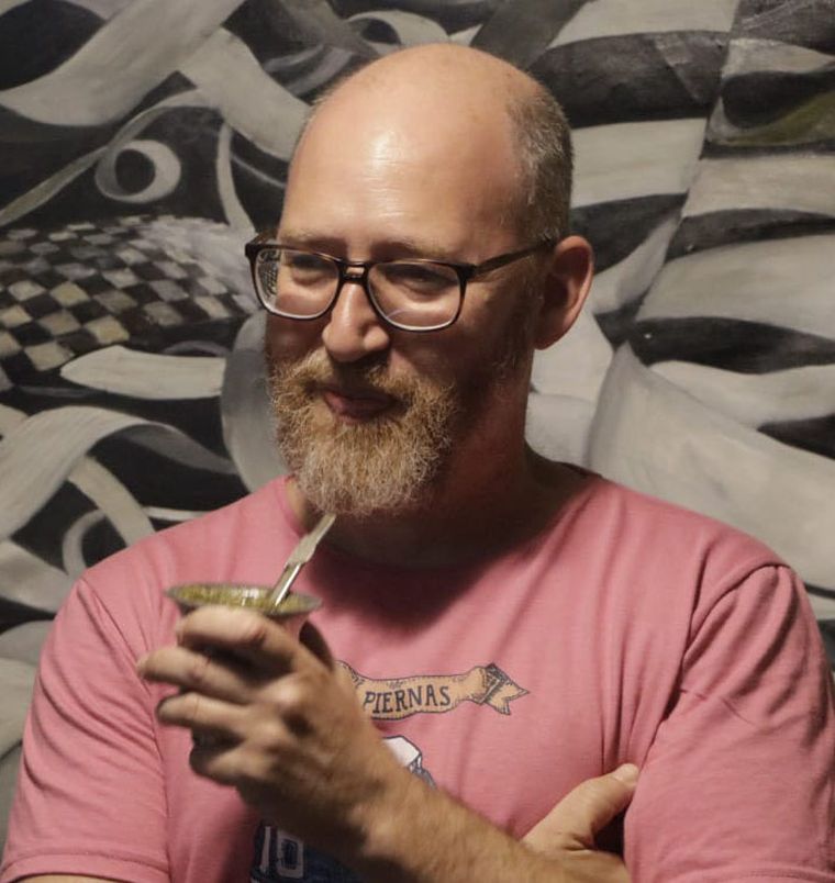 Lautaro Fiszman es autor de varias obras como “Barro y Sangre” (2014) y “Nuda Vida” (2019), junto con la editorial Tren en Movimiento. Lautaro Fiszman es autor de varias obras como “Barro y Sangre” (2014) y “Nuda Vida” (2019), junto con la editorial Tren en Movimiento.