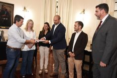 El subsecretario de Energía y Minería, Manuel Sánchez Bandini, entregó el proyecto de nuevo Código Procesal Minero a las autoridades de la Legislatura Foto: Prensa Gobierno de Mendoza