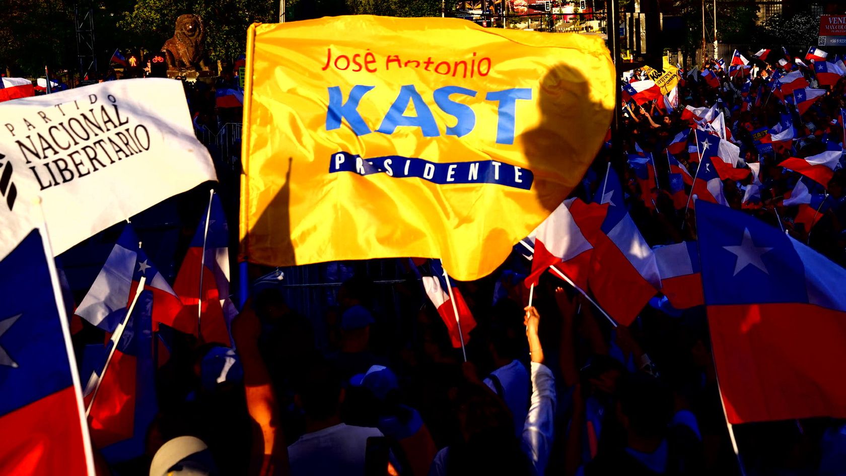 En Chile, José Antonio Kast revive los valores dicatoriales de Augusto Pinochet. Foto Efe