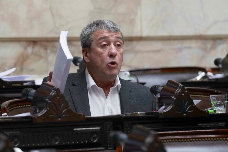 Adolfo Bermejo cruzó a Mercedes Llano.