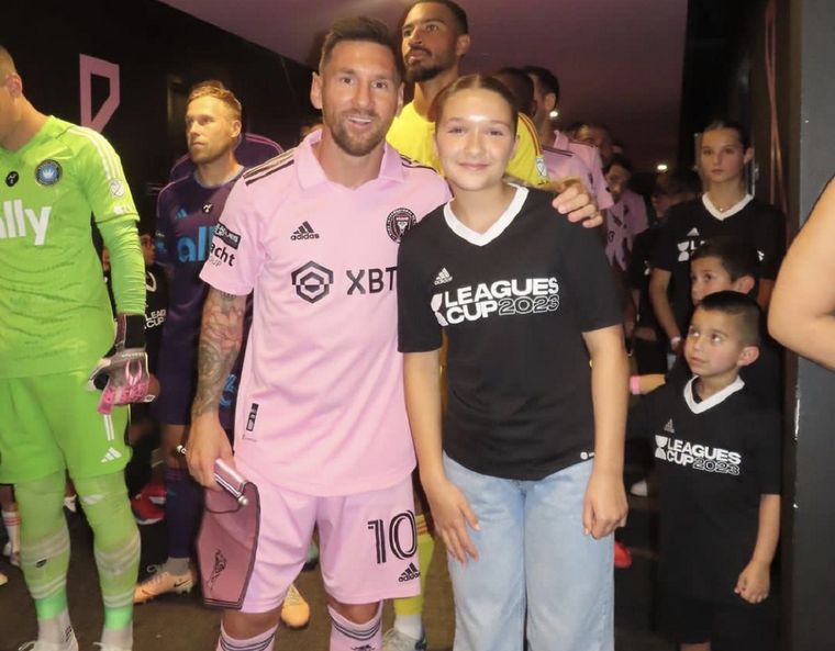 Lionel Messi junto a Harper Beckham, la hija de 12 años. Mirá la foto de Leo con dos íconos de la moda. Foto: Instagram Victoria Beckham