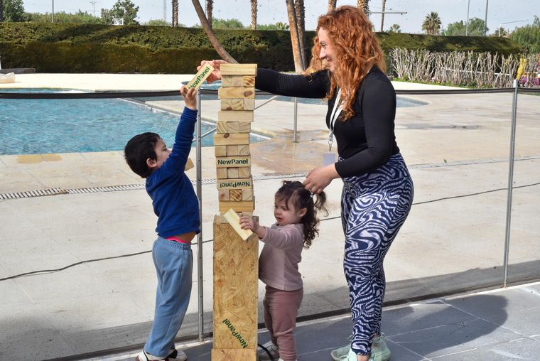 La familia Saba jugando al jenga gigante. La familia Saba jugando al jenga gigante.