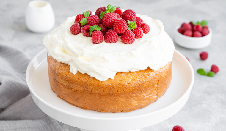 Esta receta mejora su sabor después de refrigerarse, ya que el bizcocho absorbe mejor las leches.