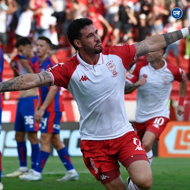 La bronca de Fabio Pereyra con el árbitro Echavarría pese a la clasificación de Huracán.