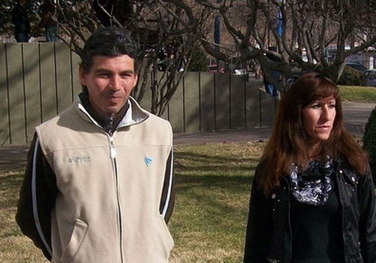 José Boreiro y Mirtha Salinas, luego de protestar ante la DGE en Tunuyán.