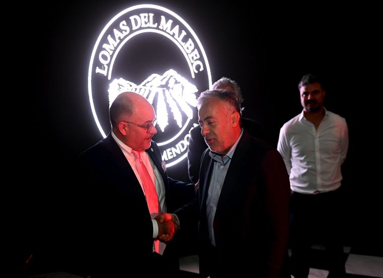 El gobernador también destacó la tenacidad y la capacidad de trabajo y esfuerzo del emprendedor mendocino, que se sobrepone a la aridez natural y logra productos de primera calidad para ofrecer a la comunidad internacional. El gobernador también destacó la tenacidad y la capacidad de trabajo y esfuerzo del emprendedor mendocino, que se sobrepone a la aridez natural y logra productos de primera calidad para ofrecer a la comunidad internacional.