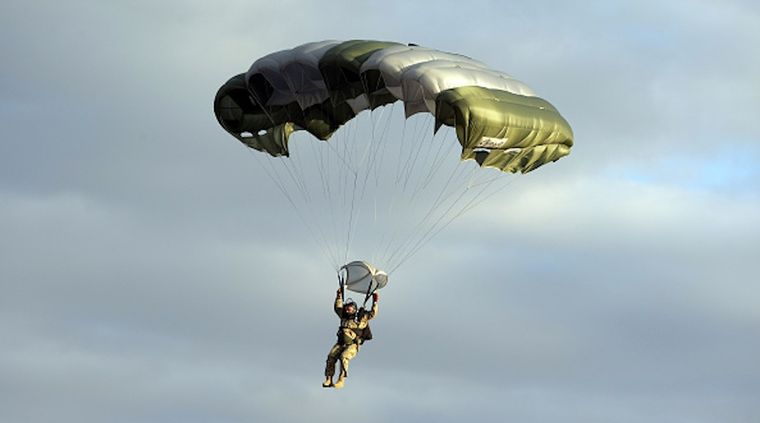 Otros paracaidistas tuvieron mejor suerte. Foto: Pulzo.