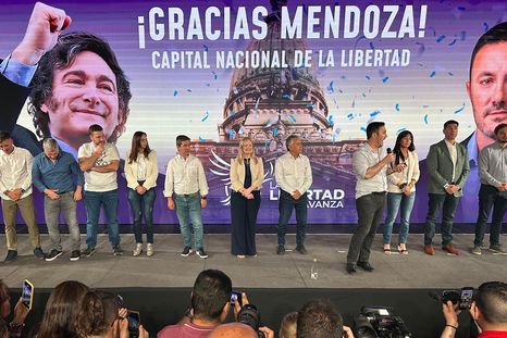 El frente de La Libertad Avanza y Cambia Mendoza sumó 4 diputados nacionales y 32 legisladores provinciales. El frente de La Libertad Avanza y Cambia Mendoza sumó 4 diputados nacionales y 32 legisladores provinciales.