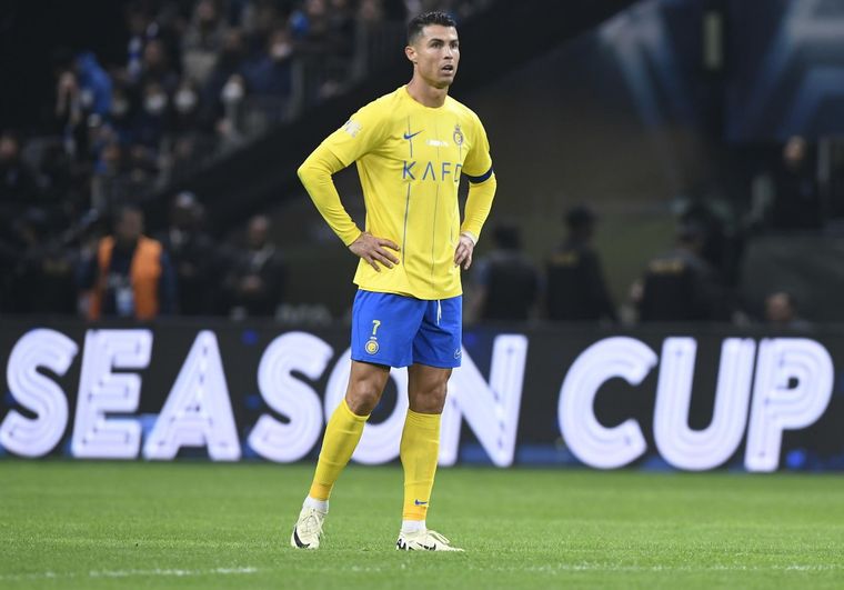 Ronaldo mirá con cara desencajada. Su equipo perdió ante Al Hilal. Foto: EFE