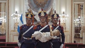 Los granaderos de Casa Rosada junto al Niño Jesús. Los granaderos de Casa Rosada junto al Niño Jesús.